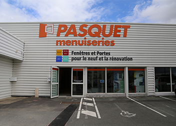 Salle exposition Pasquet Menuiseries Poitiers 86 extérieur