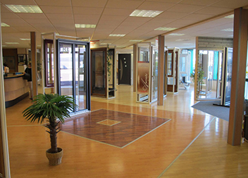 Agence Pasquet Menuiseries JB 70 intérieur baies vitrées fenêtres
