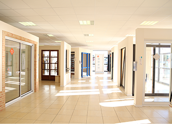 Agence Pasquet Menuiseries Abbeville 80 portes d'entrée vitrées intérieur