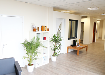 Agence Pasquet Menuiseries Le Thillay 95 fenêtres et portes d'entrée intérieur