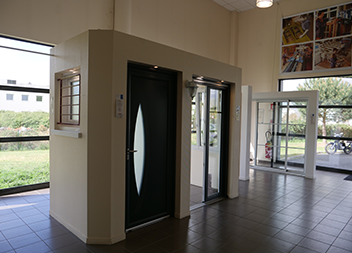Agence Pasquet Menuiseries Bordeaux 33 intérieur portes d'entrée et baies vitrée