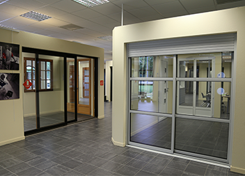 Agence Pasquet Menuiseries Quimper 29 intérieur baies vitrées et volets roulants