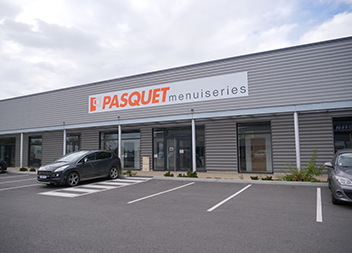 Salle expo Pasquet Menuiserties Vitré 35 extérieur