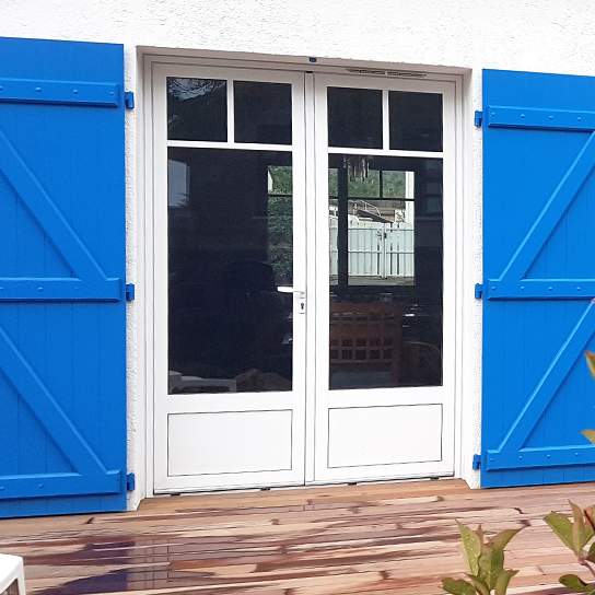 Porte-fenetre aluminium pasquet menuiseries porte-fenetre blanche soubassement et petit bois pasquet menuiseries