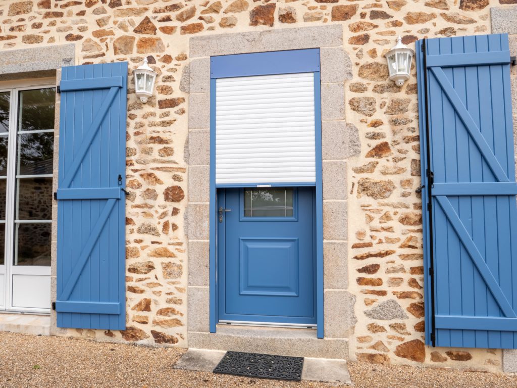 maison volet bleu menuiseries porte fenetre pasquet