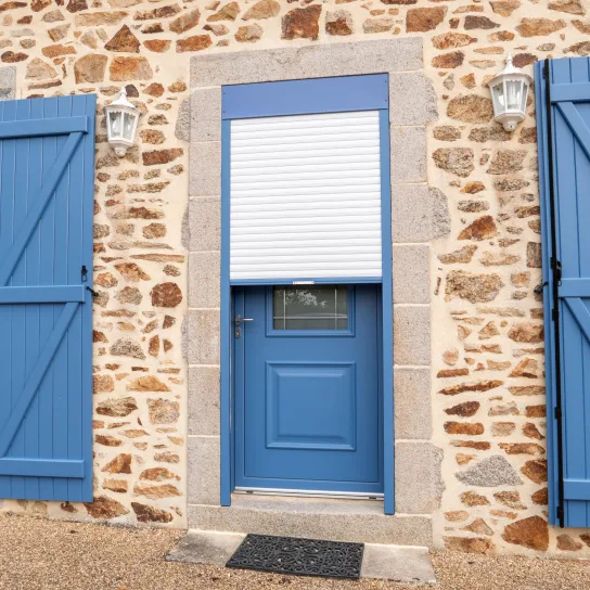 Porte d’entrée Tille, volet roulant et portes-fenêtres à la française en aluminium – Empreinte®