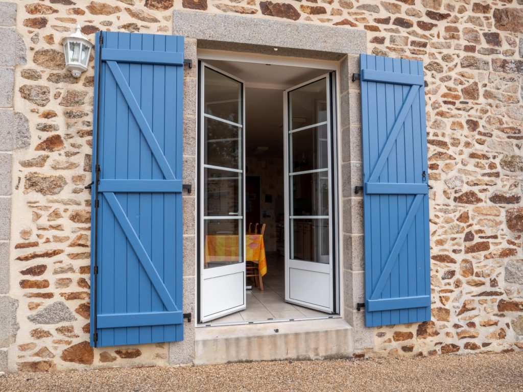 maison volet bleu menuiseries porte fenetre pasquet