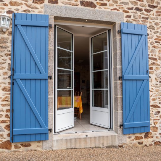 maison volet bleu menuiseries porte fenetre pasquet