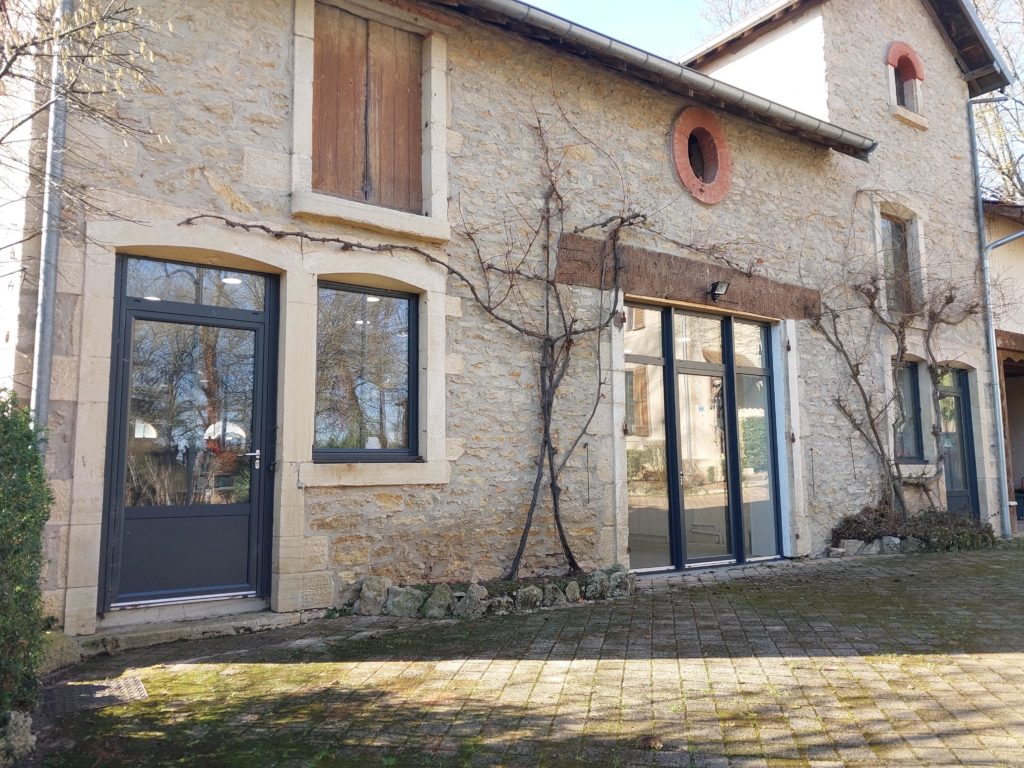 maison en pierre menuiserie à la française