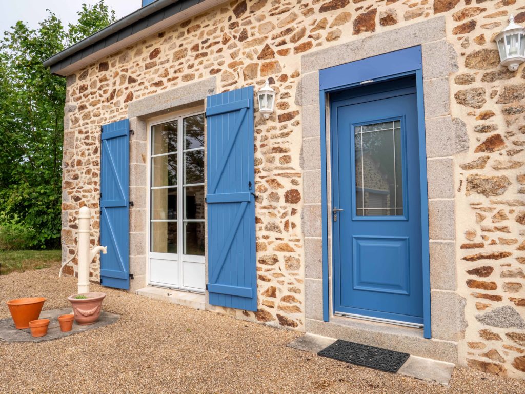 maison volet bleu menuiseries porte fenetre pasquet