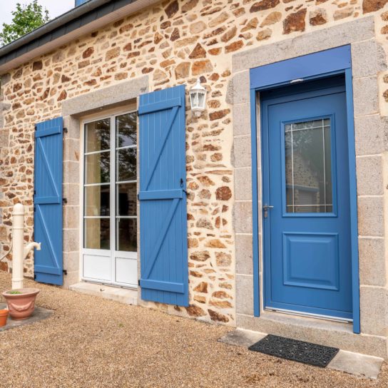 maison volet bleu menuiseries porte fenetre pasquet