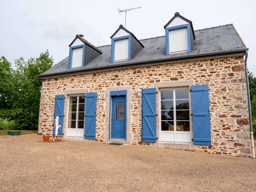 maison volet bleu menuiseries porte fenetre pasquet