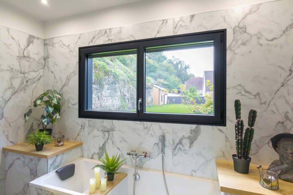 Fenêtre à la française alu - empreinte ® vue int salle de bain noire