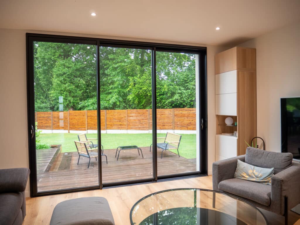 Baie vitrée coulissante - Aluminium - Empreinte® - 3 vt 3 rails - vue int- Pasquet menuiseries