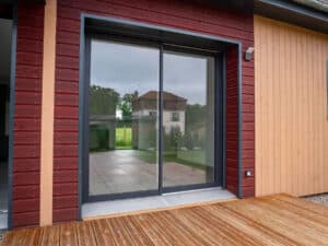Baie vitrée coulissante PVC - Saison® - Gris RAL 7016 - vue ext - Pasquet menuiseries
