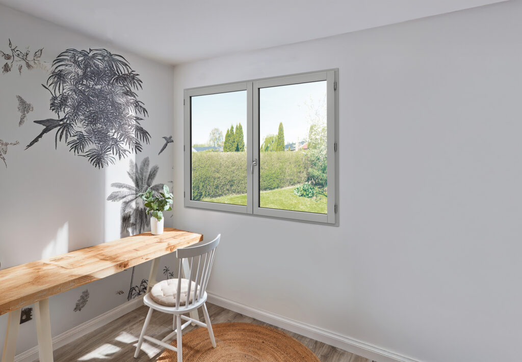 Fenetre en bois peint gris 7037