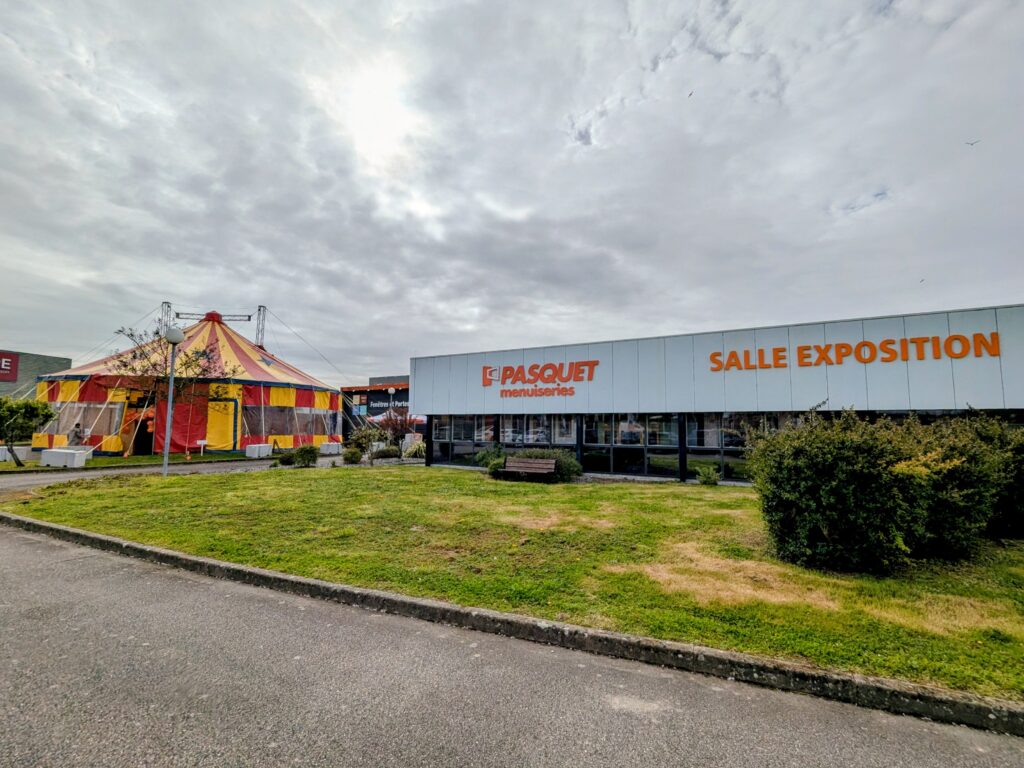 Vue d'ensemble chapiteau et salle expo Rennes