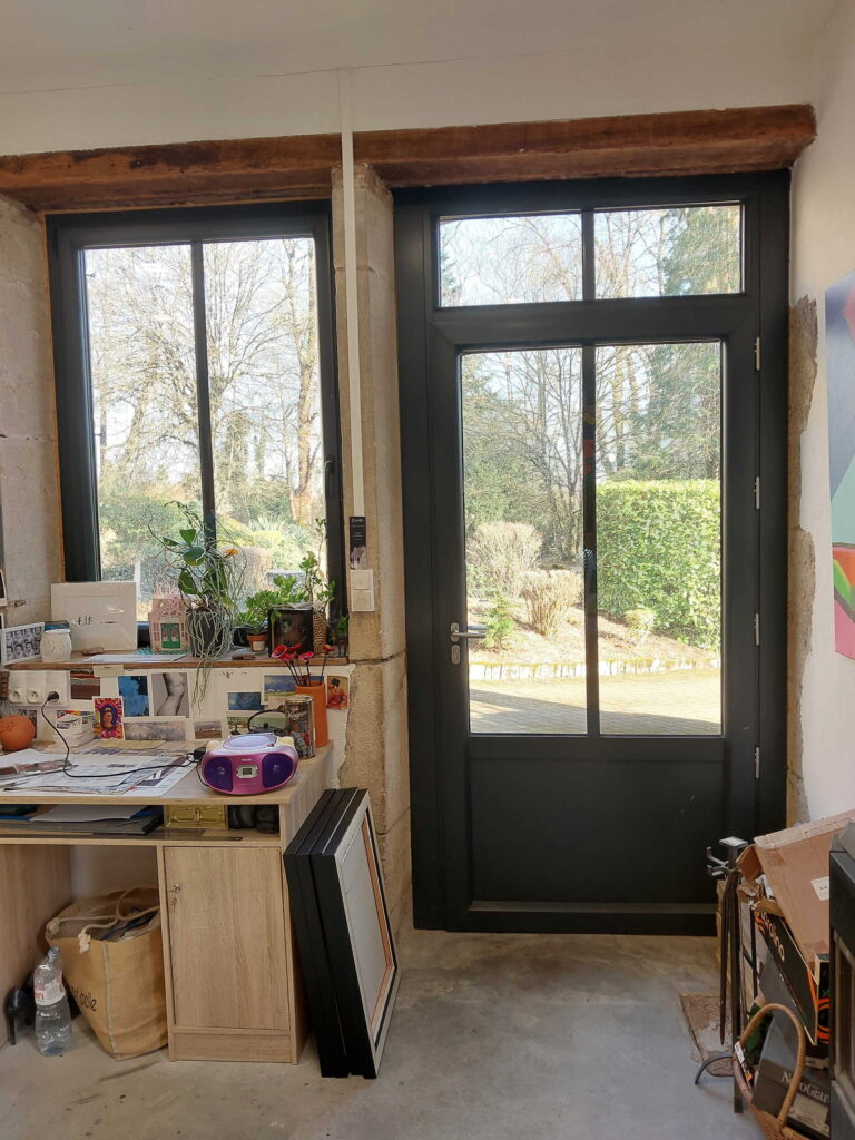 Fenêtre et porte-fenêtre à la française en aluminium gris RAL 7016