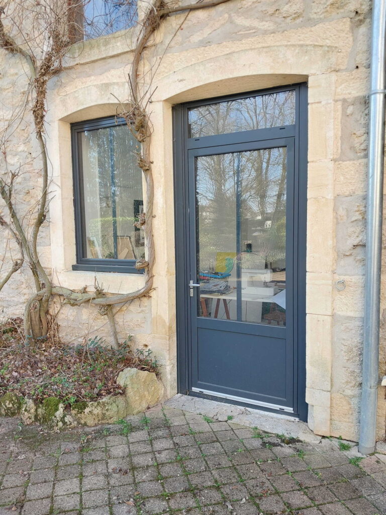 Fenêtre et porte-fenêtre à la française en aluminium gris RAL 7016