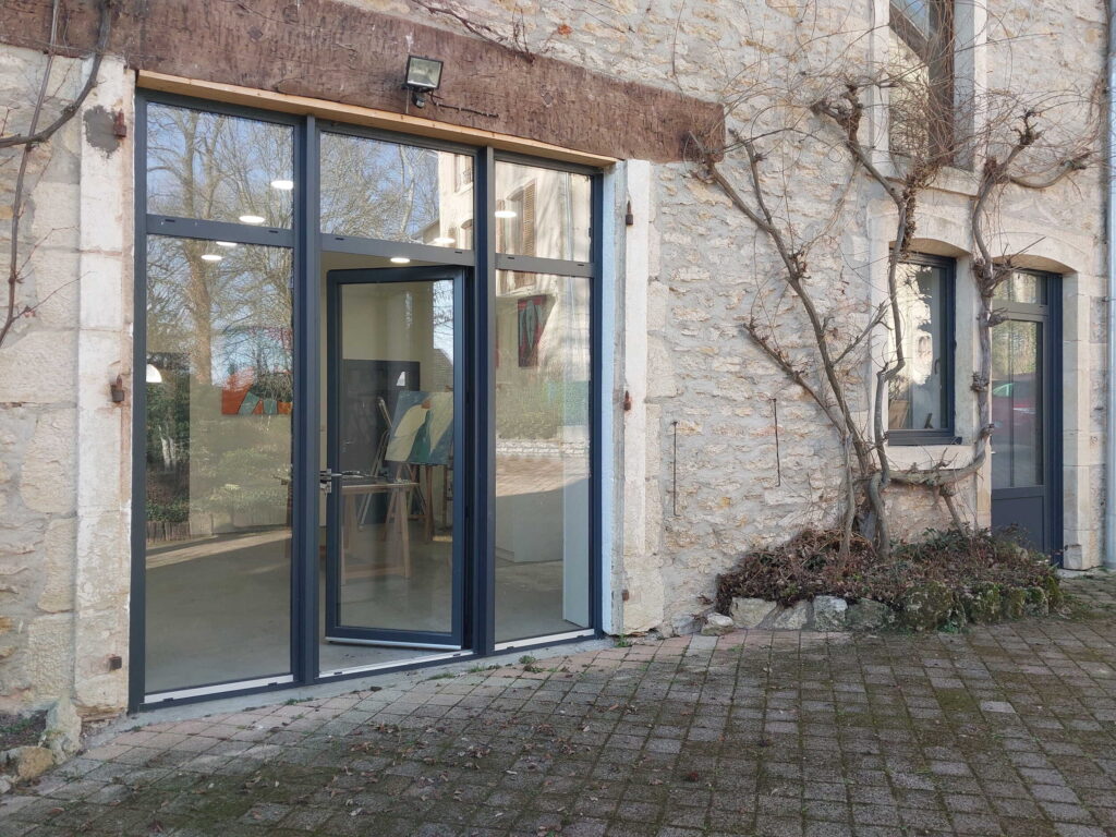 Fenêtre et portes-fenêtres à la française en aluminium gris RAL 7016