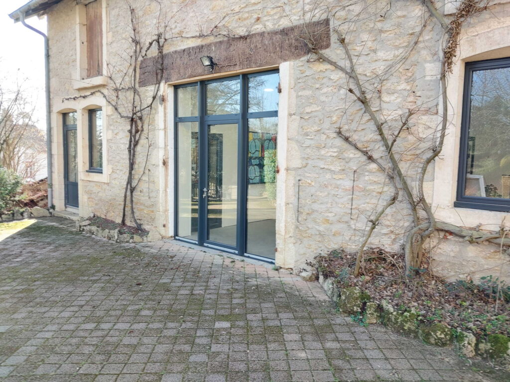 Fenêtre et portes-fenêtres à la française en aluminium gris RAL 7016