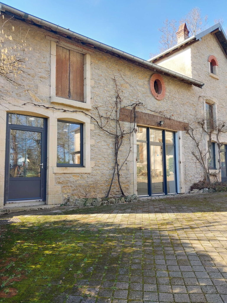 Fenêtre et portes-fenêtres à la française en aluminium gris RAL 7016