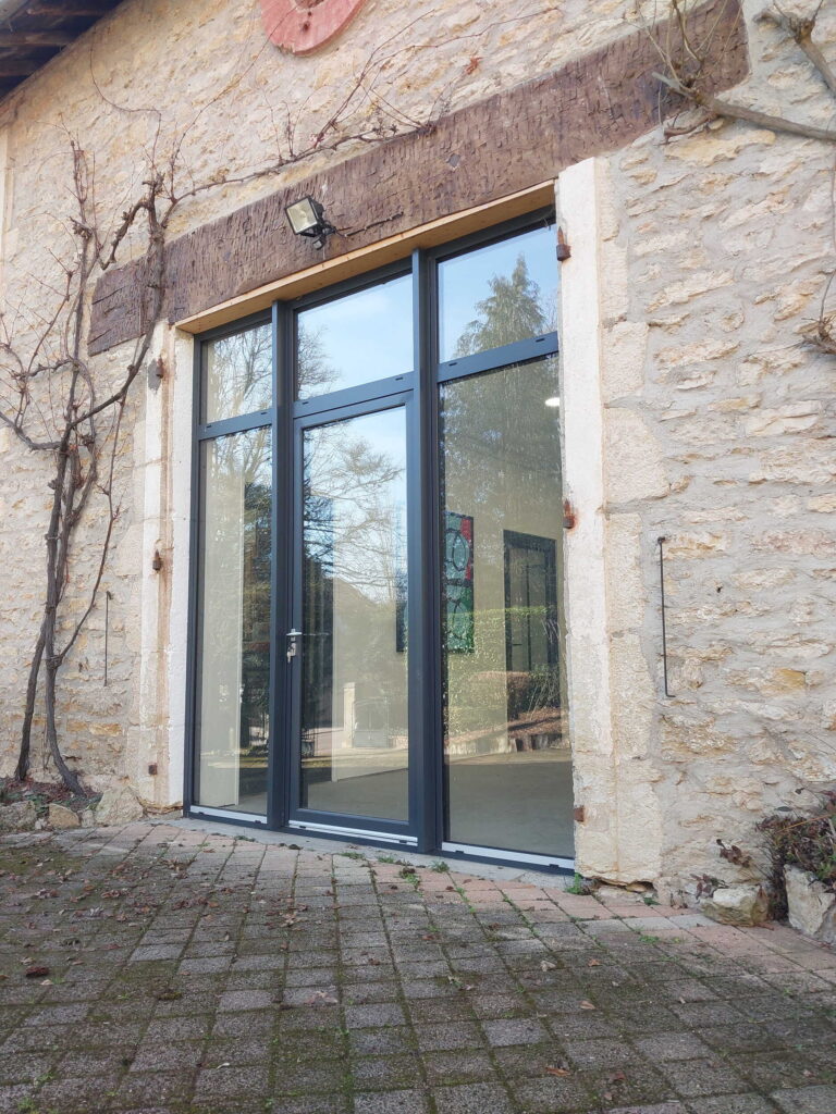 Porte-fenêtre à la française en aluminium gris RAL 7016