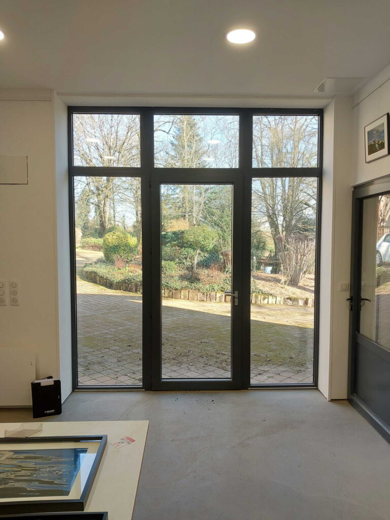 Portes-fenêtres à la française en aluminium gris RAL 7016