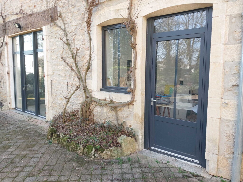 Portes-fenêtres à la française en aluminium gris RAL 7016